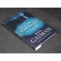 THE OCEAN AT THE END OF THE LANE – Novella di N. Gaiman in Inglese – 2013 I Ed.